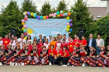 Thành viên tham dự Trại hè tiếng Việt 2025 chụp ảnh kỷ niệm cùng Hội người Việt và Đại sứ quan Việt Nam tại Belarus. (Ảnh: TTXVN phát)