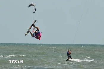 Lướt ván diều ở biển Mũi Né. (Nguồn: TTXVN)