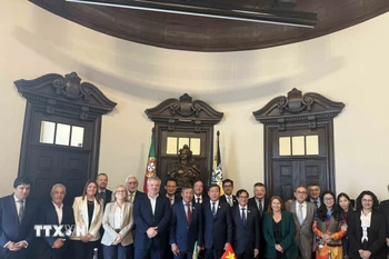 Lãnh đạo hai địa phương tại buổi lễ ký kết biên bản ghi nhớ về hợp tác. (Ảnh TTXVN phát)