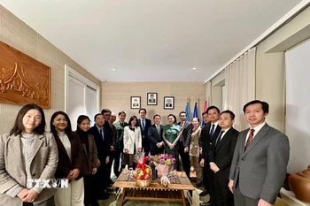 Không khí hữu nghị, thắm tình đồng chí, anh em giữa các cơ quan đại diện Việt Nam và Lào tại Liên hợp quốc. (Ảnh: TTXVN phát) 