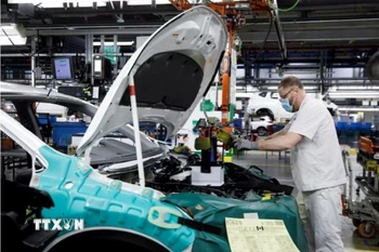 Thợ lắp ráp xe Honda CRV tại nhà máy của Honda Canada ở Alliston, bang Ontario. (Ảnh: REUTERS/TTXVN)