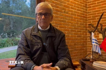 Ông Juan Castillo, Tổng Bí thư Đảng Cộng sản Uruguay, Bộ trưởng Lao động và An sinh xã hội Uruguay, trả lời phỏng vấn phóng viên TTXVN tại Nam Mỹ. (Ảnh: Diệu Hương/TTXVN)