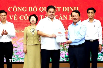 Bí thư Tỉnh ủy Hà Giang Hầu A Lềnh trao quyết định bổ nhiệm lại đồng chí Vàng Seo Cón, Ủy viên Ban Thường vụ Tỉnh ủy, Chủ tịch Ủy ban MTTQ tỉnh giữ chức vụ Chủ tịch Ủy ban Mặt trận Tổ quốc tỉnh Hà Giang. (Ảnh: TTXVN phát)