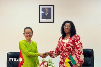 Đại sứ Việt Nam tại Mozambique Trần Thị Thu Thìn và Bộ trưởng Bộ Giáo dục và Văn hóa Mozambique Samaria Tovela. (Ảnh: Đại sứ quán Việt Nam tại Mozambique)