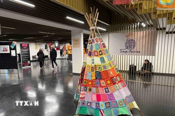 Biểu tượng "Dệt mùa Đông" tại lễ hội Plaisir d'Hiver 2025. (Ảnh: Hương Giang/TTXVN)