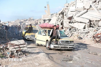 Người dân Palestine sơ tán tránh xung đột tại Gaza. (Ảnh: THX/TTXVN)