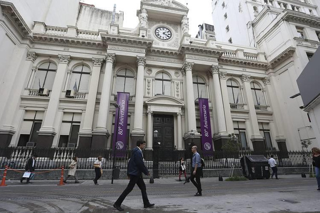 Quang cảnh bên ngoài Ngân hàng Trung ương Argentina. (Nguồn: WSJ) IMF phê duyệt việc giải ngân khoản vay gần 11 tỷ USD cho Argentina ảnh 1