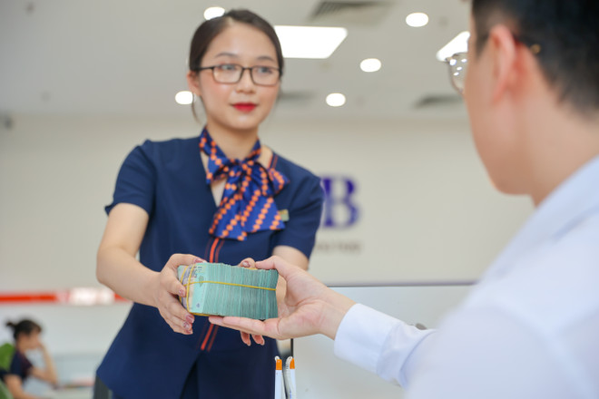 Các ngân hàng đồng loạt giảm lãi suất các kỳ hạn đến 0,8% ảnh 1