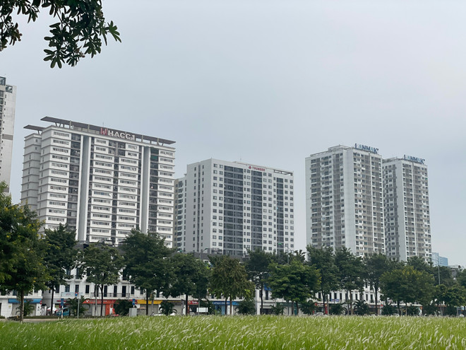 Diễn biến bất lợi trên thị trường bất động sản là yếu tố có thể ảnh hưởng tiêu cực đến nhu cầu tín dụng trong thời gian tới được các tổ chức tín dụng chỉ ra. (Ảnh: Vietnam+) vnp_chungcu1.jpg