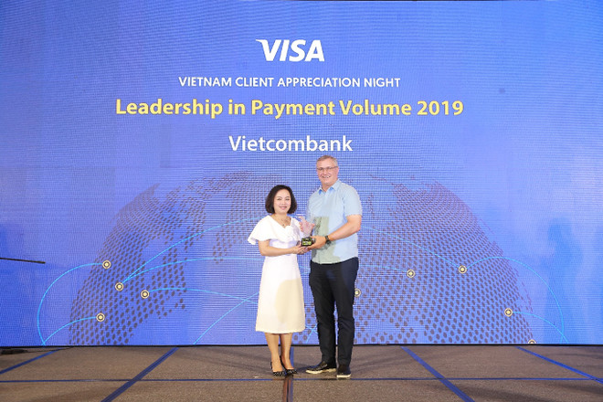 Đại diện Vietcombank (phải) nhận giải Ngân hàng dẫn đầu về doanh số chi tiêu thẻ. (Ảnh: CTV/Vietnam+) Vietcombank nhận 6 giải thưởng từ Tổ chức thẻ quốc tế Visa ảnh 1