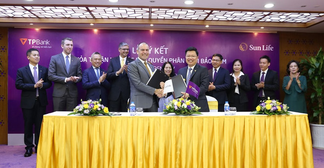 Lãnh đạo hai bên tham gia ký kết. (Ảnh:Vietnam+) TPBank và Sun Life Việt Nam bắt tay độc quyền phân phối bảo hiểm ảnh 1