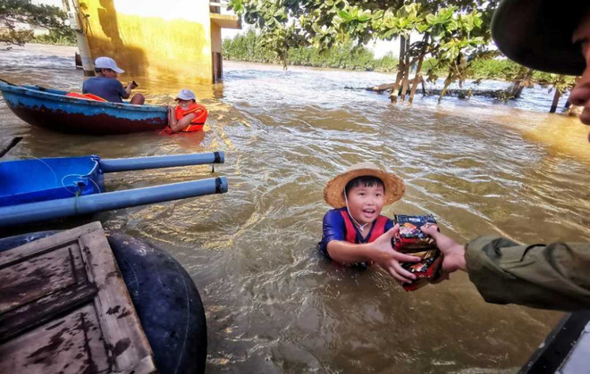 Người dân Philippines trong cơn bão Molave. (Ảnh: Dhaka Tribune) Bão Molave đổ bộ vào Philippines, gần 9.000 người phải sơ tán ảnh 1