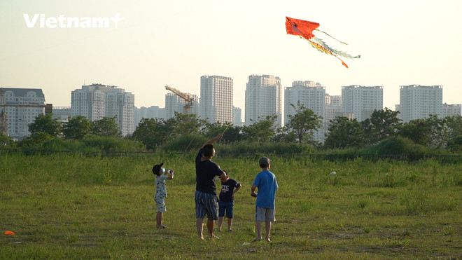[Video] Người dân Hà Nội đua nhau đưa trẻ nhỏ đi thả diều ảnh 1