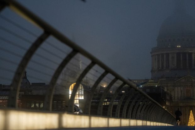 Kinh tế Anh giảm 2,6% khi tiến hành phong tỏa lần hai vì COVID-19 ảnh 1