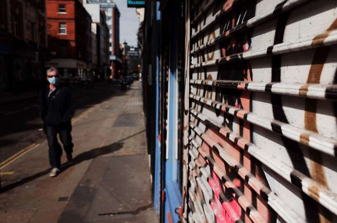 Dịch COVID-19: Anh đóng cửa nhiều cửa hàng bán lẻ trên phố lớn ảnh 1