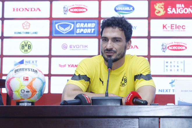 Trung vệ Mats Hummels trả lời phỏng vấn báo chí Việt Nam vào chiều 29/11. (Ảnh: PV/Vietnam+) HLV Dortmund lo ngại thất bại trước Việt Nam như Đức thua Nhật Bản ảnh 1