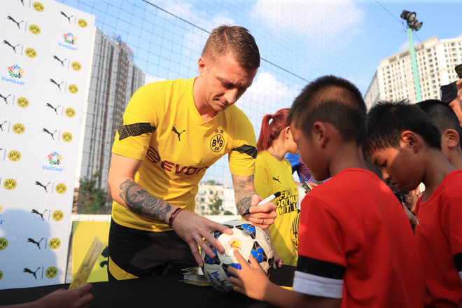 Tiền vệ nổi tiếng Marco Reus giao lưu với cầu thủ nhí tại Trung tâm đào tạo bóng đá trẻ Việt Nam. (Ảnh: PV/Vietnam+) HLV Dortmund lo ngại thất bại trước Việt Nam như Đức thua Nhật Bản ảnh 2