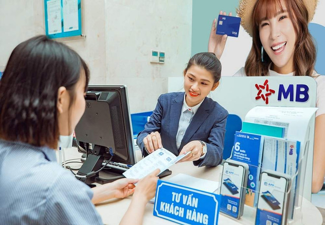 Giao dịch tại MB. (Ảnh: Vietnam+) MB chuẩn bị trả gần 2.300 tỷ đồng cổ tức cho cổ đông bằng tiền mặt ảnh 1