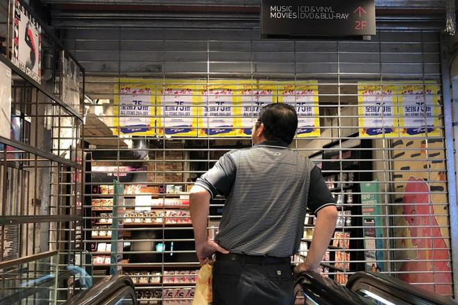 Ảnh chỉ có tính minh họa. (Nguồn: SCMP) Các nhà bán lẻ lớn tại Hong Kong đóng cửa vì virus corona ảnh 1