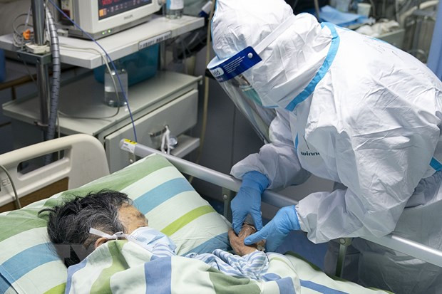 Điều trị cho bệnh nhân nhiễm dịch viêm đường hô hấp cấp do virus corona chủng mới (2019-nCoV) tại bệnh viện ở Vũ Hán, tỉnh Hồ Bắc, Trung Quốc ngày 23/1/2020. (Nguồn: THX/TTXVN) Số ca tử vong vì nCoV tại Trung Quốc vượt 1.000 người ảnh 1