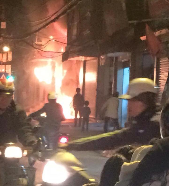 Hà Nội: Cháy lớn tại tiệm bán bàn ghế ở Đê La Thành ảnh 1