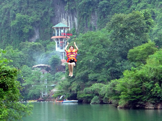 Hệ thống zip-line Sông Chày-Hang Tối thuộc Vườn Quốc gia Phong Nha-Kẻ Bàng. (Ảnh: Võ Thành-Thành Huế/Vietnam+) BIDV "bắt tay" FLC khai thác "mỏ vàng du lịch" ở Quảng Bình ảnh 2
