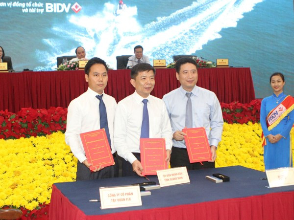 Lãnh đạo UBND tỉnh Quảng Bình, BIDV và FLC ký kết. (Nguồn: BIDV) BIDV "bắt tay" FLC khai thác "mỏ vàng du lịch" ở Quảng Bình ảnh 1