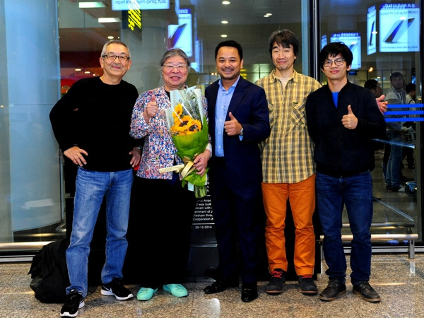Huyền thoại nhạc Jazz Tsuyoshi Yamamoto và ban nhạc đến Hà Nội cùng đại diện nhà tổ chức chương trình "Yamamoto Live In Concert. (Ảnh: IB Group) Huyền thoại nhạc Jazz Tsuyoshi Yamamoto đã đến Hà Nội ảnh 1
