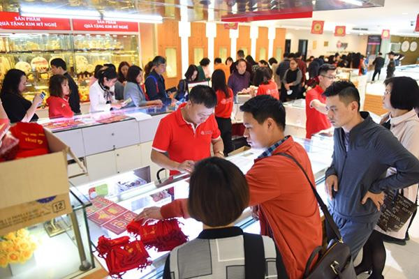 Giao dịch vàng tại Doji. (Nguồn: Doji) Vàng trong nước biến động trái chiều, tỷ giá trung tâm tăng mạnh ảnh 1