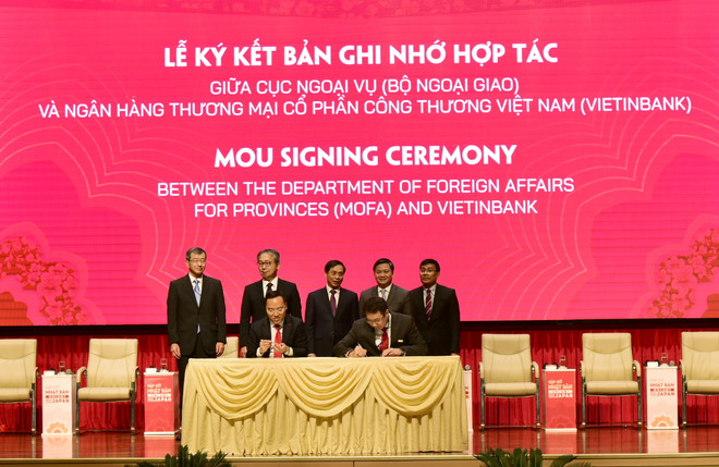 Lãnh đạo hai bên tham gia ký kết. (Ảnh: Vietnam+) VietinBank và Bộ Ngoại giao ký kết biên bản ghi nhớ về hợp tác ảnh 1