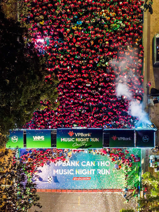 Hàng ngàn runner trải nghiệm VPBank Can Tho Music Night Run 2024. (Ảnh: Vietnam+) ảnh 5.jpg