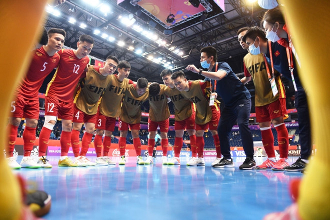 Đội tuyển futsal Việt Nam ngẩng cao đầu rời FIFA Futsal World Cup 2021. (Ảnh: Getty Images) Đội tuyển Việt Nam rời Futsal World Cup 2021 sau trận cầu kịch tính ảnh 1