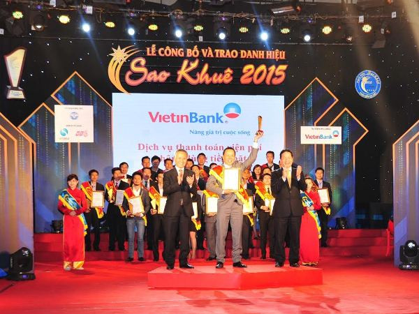 Lãnh đạo VietinBank nhận giải thưởng Sao Khuê từ Ban tổ chức. (Nguồn: VietinBank) VietinBank vượt trội về công nghệ và dịch vụ ngân hàng hiện đại ảnh 1