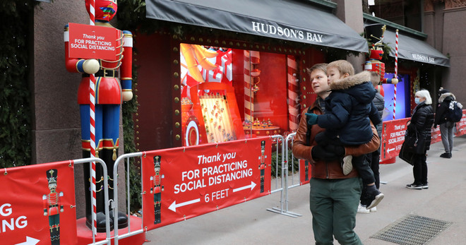 Dịch COVID-19: Ngày Lễ tặng quà khác thường tại Canada ảnh 1