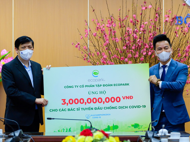 Ông Trần Quốc Việt – Tổng Giám đốc Ecopark (bên phải) trao tặng 3 tỉ đồng cho các bác sĩ tuyến đầu chống dịch COVID-19.(Ảnh: PV/Vietnam+) Ecopark dừng quảng cáo và sự kiện Tết để giúp đỡ Hải Dương chống dịch ảnh 2