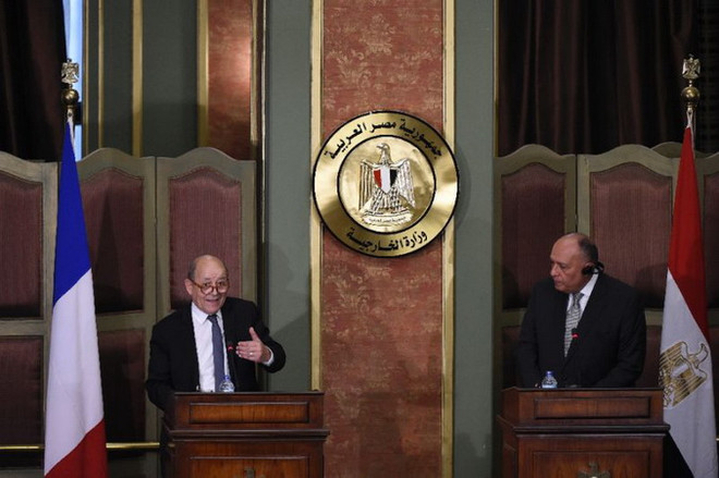 Ngoại trưởng Pháp Le Drian (trái) và Tổng thống Ai Cập El-Sisi. (Nguồn: Yahoo) Ai Cập và Pháp tăng cường phối hợp ứng phó thách thức khu vực ảnh 1