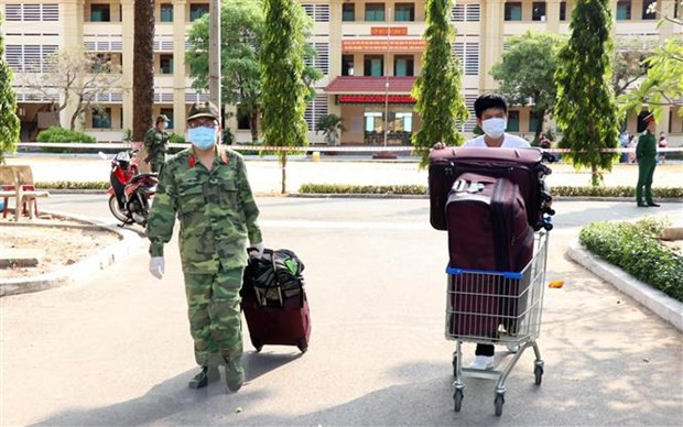 Các chiến sỹ trường Quân sự Quân khu 7 hỗ trợ vận chuyển đồ cho công dân đã hoàn thành xong thời gian cách ly y tế. (Ảnh: Xuân Khu/TTXVN) Truyền thông Australia ca ngợi nỗ lực chống dịch COVID-19 của Việt Nam ảnh 1