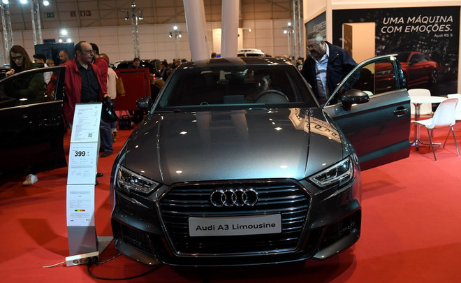 Một mẫu xe Audi được giới thiệu tại triển lãm ô tô Lisbon, Bồ Đào Nha ngày 21/11. (Nguồn: THX/TTXVN) Năm 2022 Audi sẽ tung vào thị trường Trung Quốc 10 mẫu xe điện mới ảnh 1