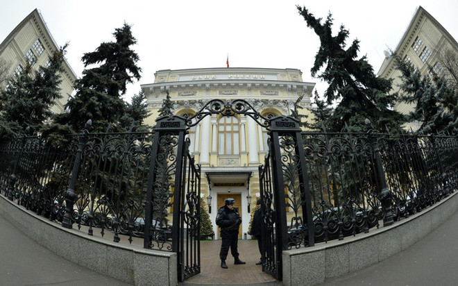 Trụ sở Ngân hàng Trung ương Nga tại thủ đô Moskva ngày 17/12/2014. (Nguồn: AFP/TTXVN) Làn sóng bán tháo cổ phiếu của các doanh nghiệp liên quan đến Nga ảnh 1