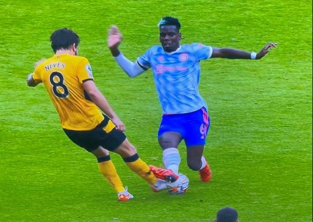 Pha quay chậm của truyền hình cho thấy Pogba đã phạm lỗi với Neves Cựu danh thủ Roy Keane cho rằng Wolves đã thua oan trước M.U ảnh 1