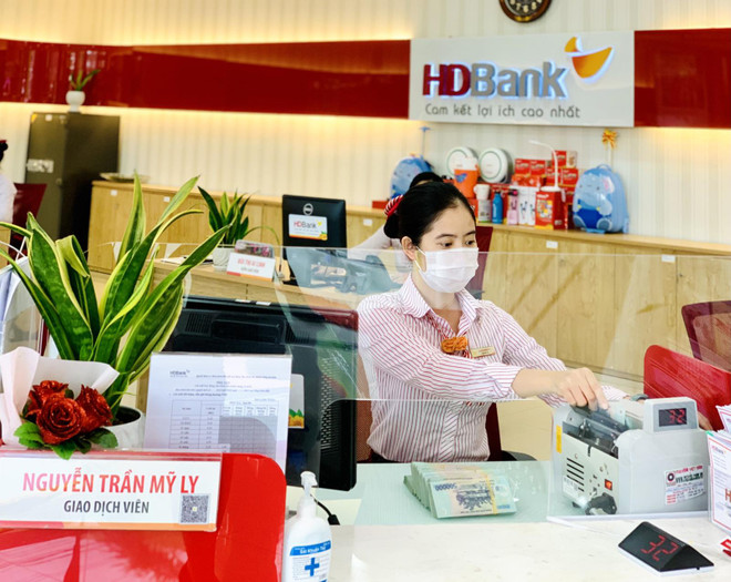 Giao dịch tại HDBank. (Ảnh: Vietnam+) HDBank chốt danh sách cổ đông chia cổ tức tỷ lệ 25% vào cuối tháng 8 ảnh 1