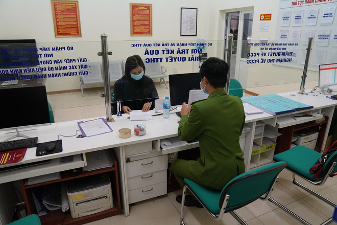 Cảnh sát PCCC phát khẩu trang, găng tay miễn phí cho người dân ảnh 4