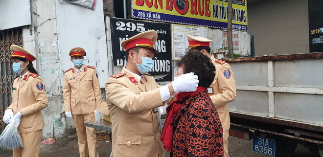 Hà Nội: Cảnh sát giao thông phát khẩu trang miễn phí cho người dân ảnh 1