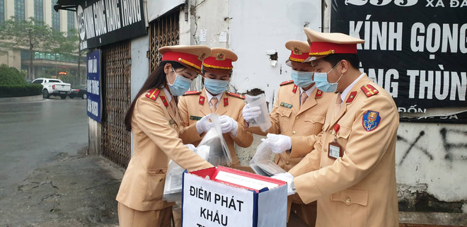 Hà Nội: Cảnh sát giao thông phát khẩu trang miễn phí cho người dân ảnh 2