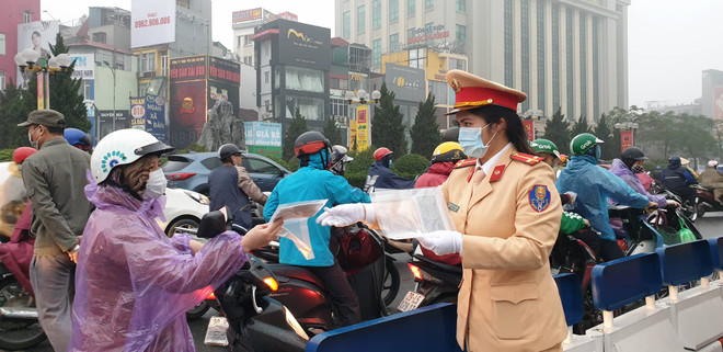 Hà Nội: Cảnh sát giao thông phát khẩu trang miễn phí cho người dân ảnh 5