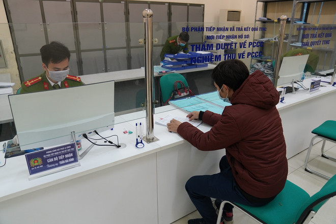 Cảnh sát PCCC phát khẩu trang, găng tay miễn phí cho người dân ảnh 2