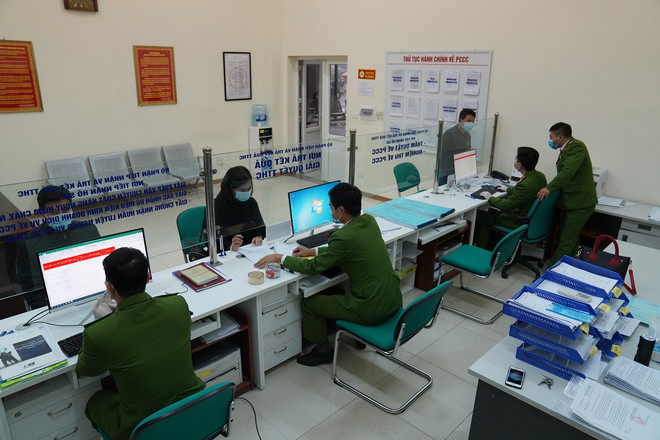 Cảnh sát PCCC phát khẩu trang, găng tay miễn phí cho người dân ảnh 5