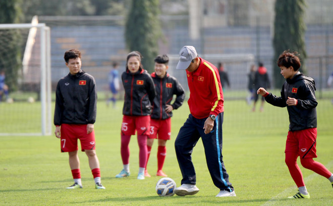 Đội tuyển nữ Việt Nam tập luyện sáng 18/2, chuẩn bị cho vòng play-off Olympic Tokyo 2020 mà không có sự phục vụ của trung vệ Chương Thị Kiều. (Ảnh: VFF) Tuyển nữ Việt Nam không có trung vệ tốt nhất cho vòng play-off Olympic ảnh 1