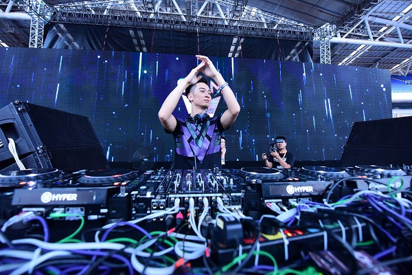  “Go Hardwell or Go Home”: "Phép thử" độ cuồng EDM của khán giả Việt ảnh 5