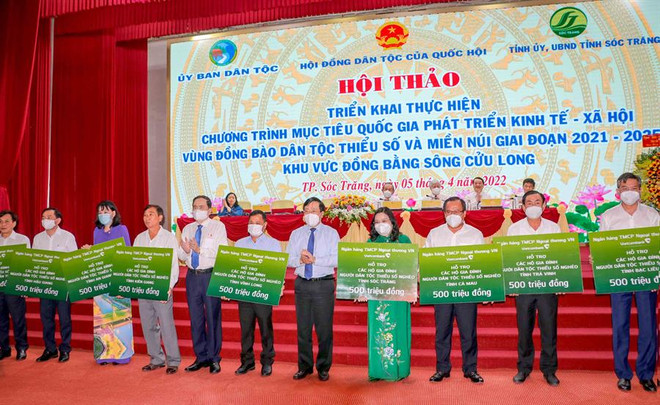 Vietcombank ủng hộ 4,5 tỷ đồng hỗ trợ gia đình người dân tộc thiểu số ảnh 1